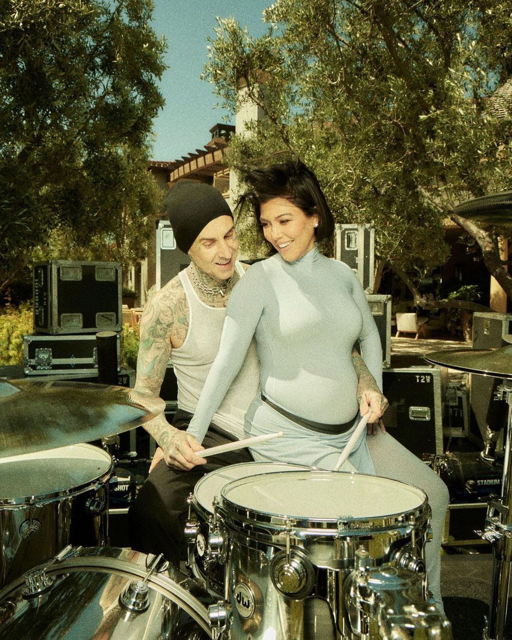 Travis Barker abandona concierto por emergencia familiar en pleno embarazo de Kourtney Kardashian