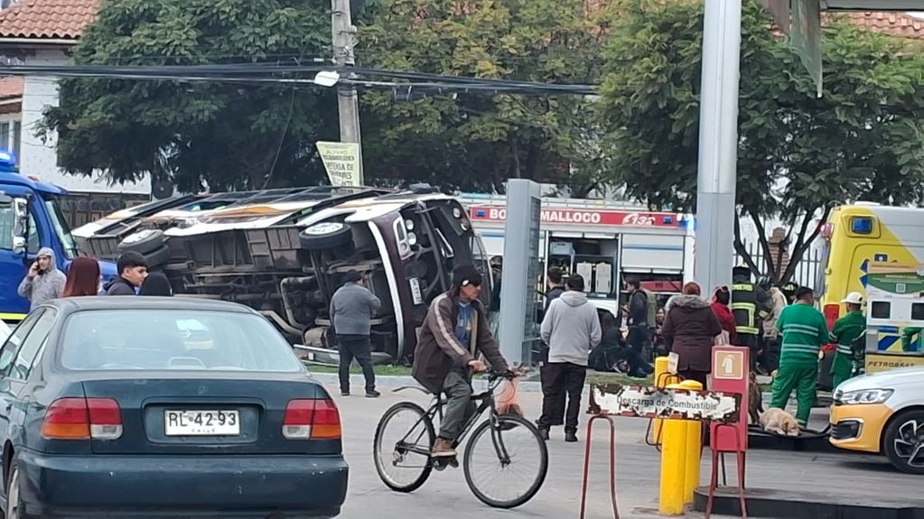 Así quedó el bus tras la colisión en Peñaflor. (Foto: Víctor Palacios G.)