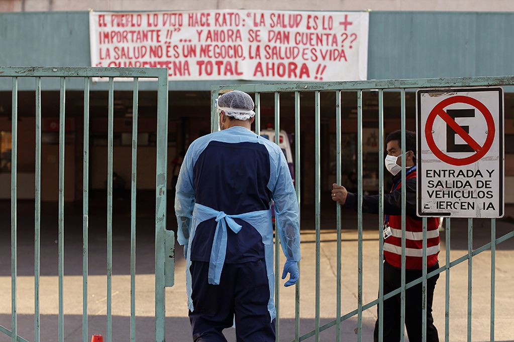 31 de Marzo de 2020/SANTIAGO 
Un personal medico entra al Hospital San Jose utilizando  un traje preventivo en su cuerpo,  para evitar la propagación del Coronavirus (Covid-19.).
FOTO:CRISTOBAL ESCOBAR/AGENCIAUNO