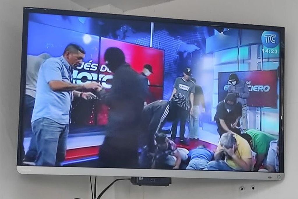 Secuestro en canal de televisión de Guayaquil, Ecuador. (Foto de www.eldiario.ec)