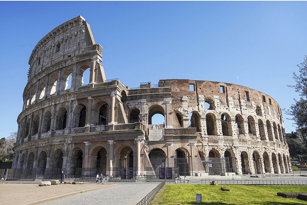 ARCHIVO - En esta imagen combinada, el antiguo Coliseo romano, arriba a las 12:49 del domingo 8 de abril de 2018, y debajo a las 13:00 del miércoles 11 de marzo de 2020. El grave brote de un nuevo coronavirus en Italia ha vaciado los monumentos de turistas y romanos. (AP Foto/Virginia Mayo, Andrew Medichini)