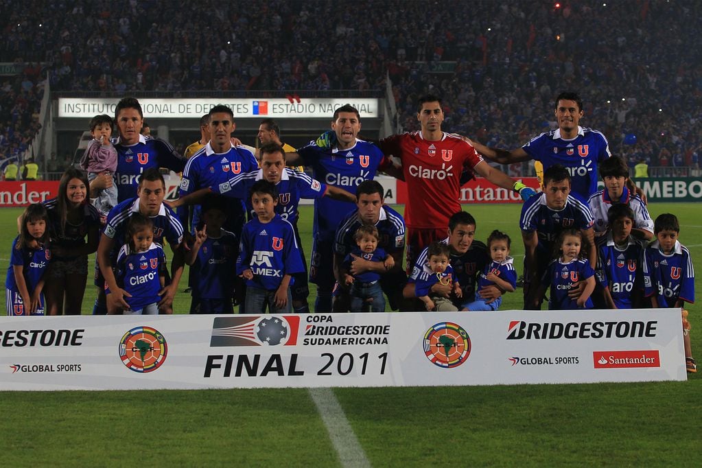 El once inicial de la "U" en la Sudamericana 2011, con los tres a la cabeza.