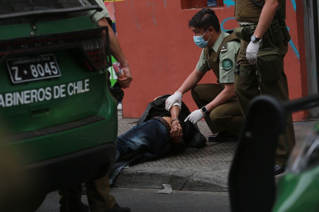 Persecución policial derivó en una balacera en el centro de Santiago, en el sector de calle Catedral con Manuel Rodríguez. Habría al menos una persona lesionada y dos detenidos.
FOTO: DIEGO MARTIN/AGENCIAUNO