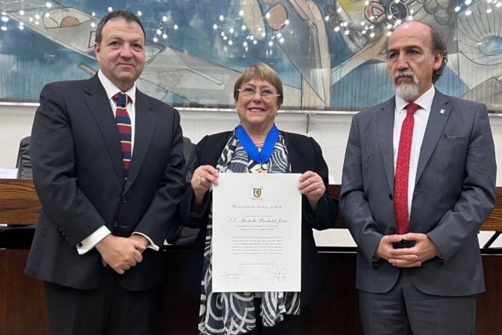 Michelle Bachelet recibió reconocimiento en la Usach.