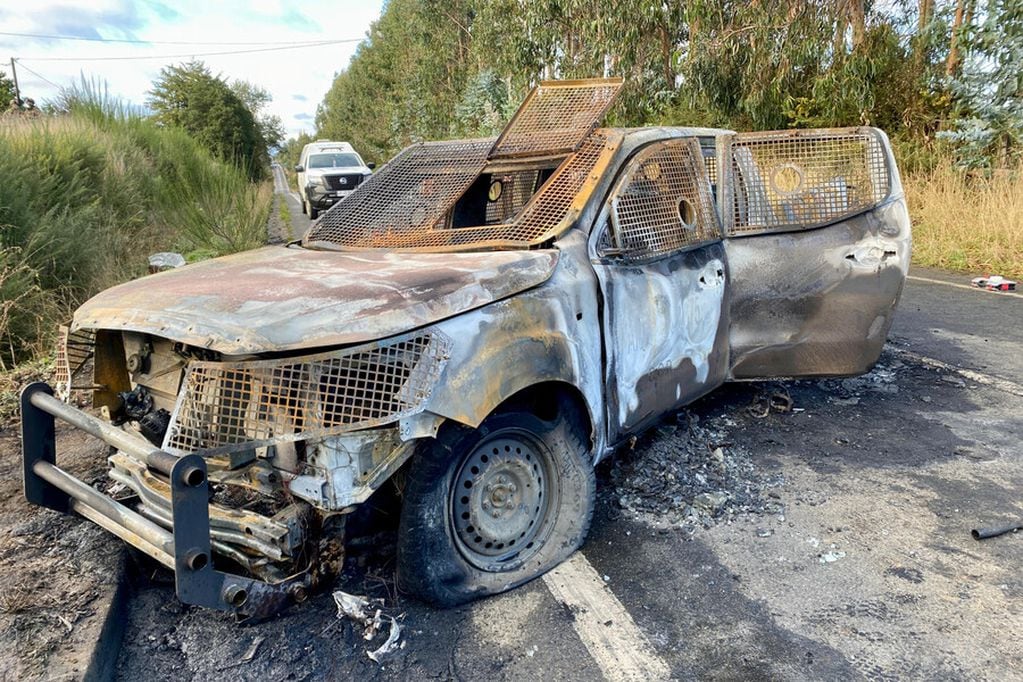 La camioneta apareció incendiada con los tres cuerpos, en la ruta que une Cañete y Tirúa.