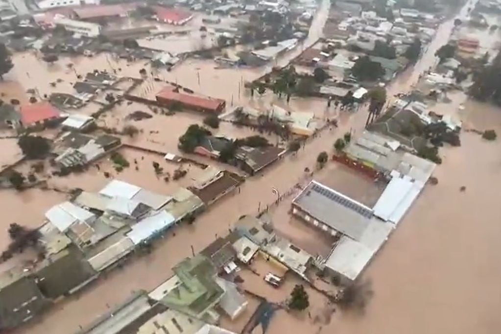 Sobrevuelo mostró el complejo panorama en Licantén tras desborde de río Mataquito
