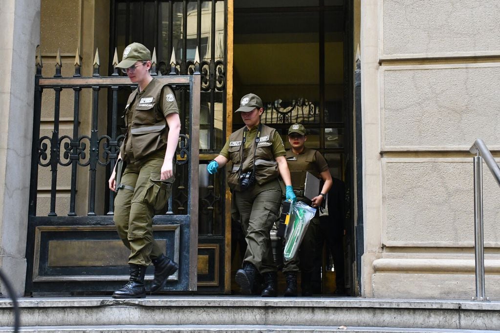 Carabineros llegó al edificio del Ministerio de Hacienda para investigar el robo de computadores. (Foto: Agencia UNO)