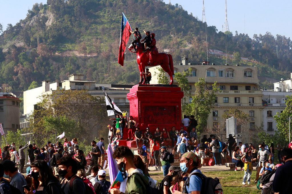 16 de Octubre de 2020/SANTIAGO
Gran cantidad de personas se Manifestan en Plaza Baquedano previo a la conmemoracion del 18 de Octubre. ( en la imagen la Estatua General Baquedano pintada de color Rojo)
FOTO:MAURICIO MENDEZ/AGENCIAUNO
