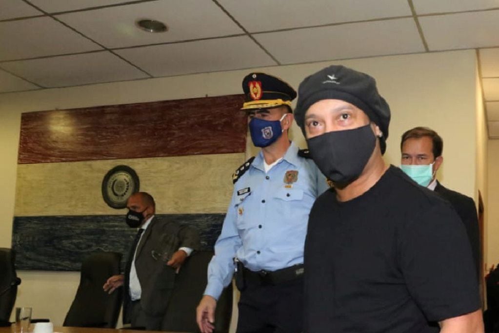 Ronaldinho is seen arriving at the hearing at the Supreme Court of Justice where he could be released from the home prison he has been holding for 4 months in a hotel in Asuncion, Paraguay, August 24, 2020. Sebastian Caceres/Paraguayan Supreme Court/Handout via REUTERS  ATTENTION EDITORS - NO RESALES. NO ARCHIVES. THIS IMAGE HAS BEEN SUPPLIED BY A THIRD PARTY.