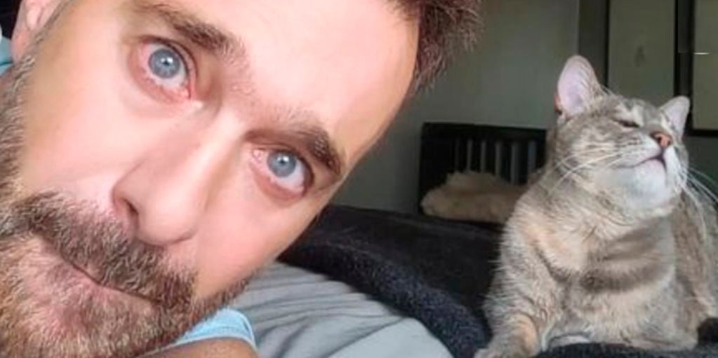 El fotógrafo posa en modo selfie junto a su gata ciega, "Topacio Alejandra". Foto de Archivo. 