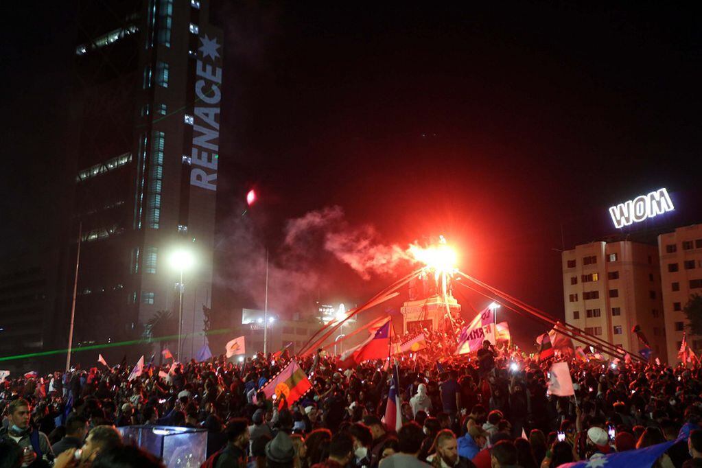 25 de Octubre del 2020/ SANTIAGO

, durante celebración en Plaza Baquedano, en el marco del plebiscito 2020.

Fotos: JOSÉ FRANCISCO ZUÑIGA/ AGENCIAUNO
