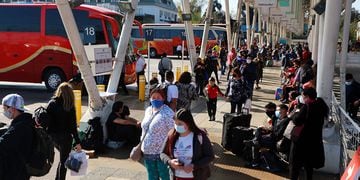 Miles de personas llegan a terminales de buses