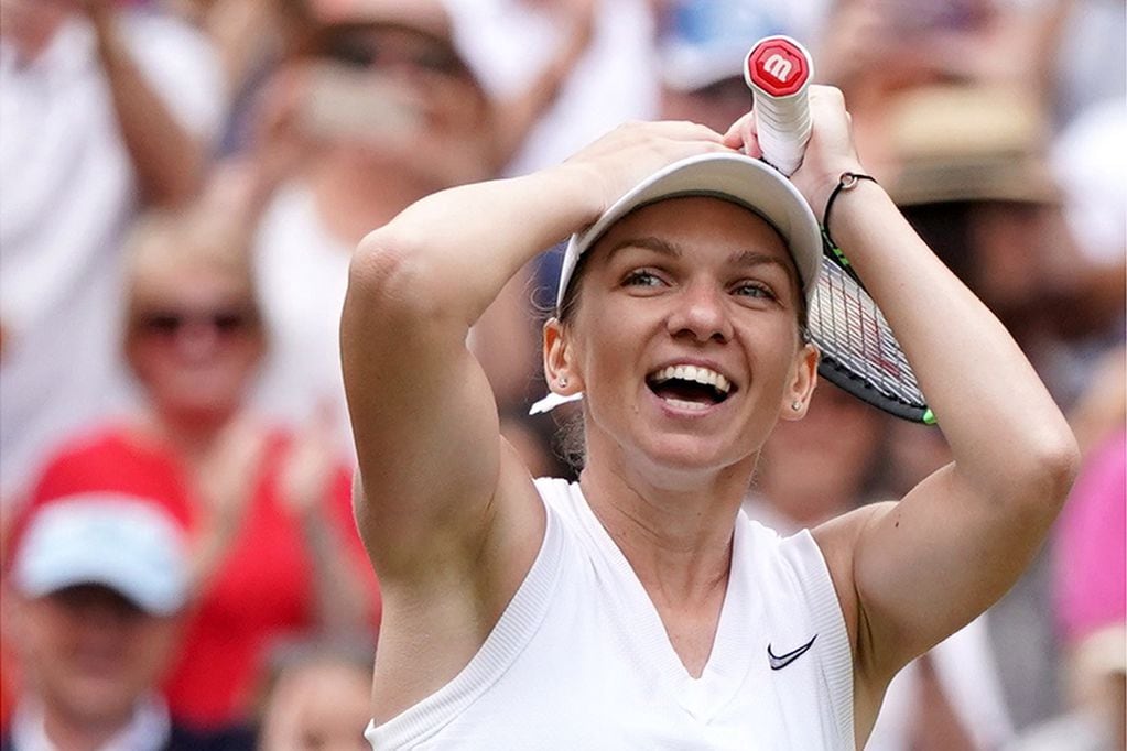 Wimbledon (United Kingdom), 13/07/2019.- Simona Halep of Romania celebrates winning against Serena Williams of the USA during their final match for the Wimbledon Championships at the All England Lawn Tennis Club, in London, Britain, 13 July 2019. (Teni...