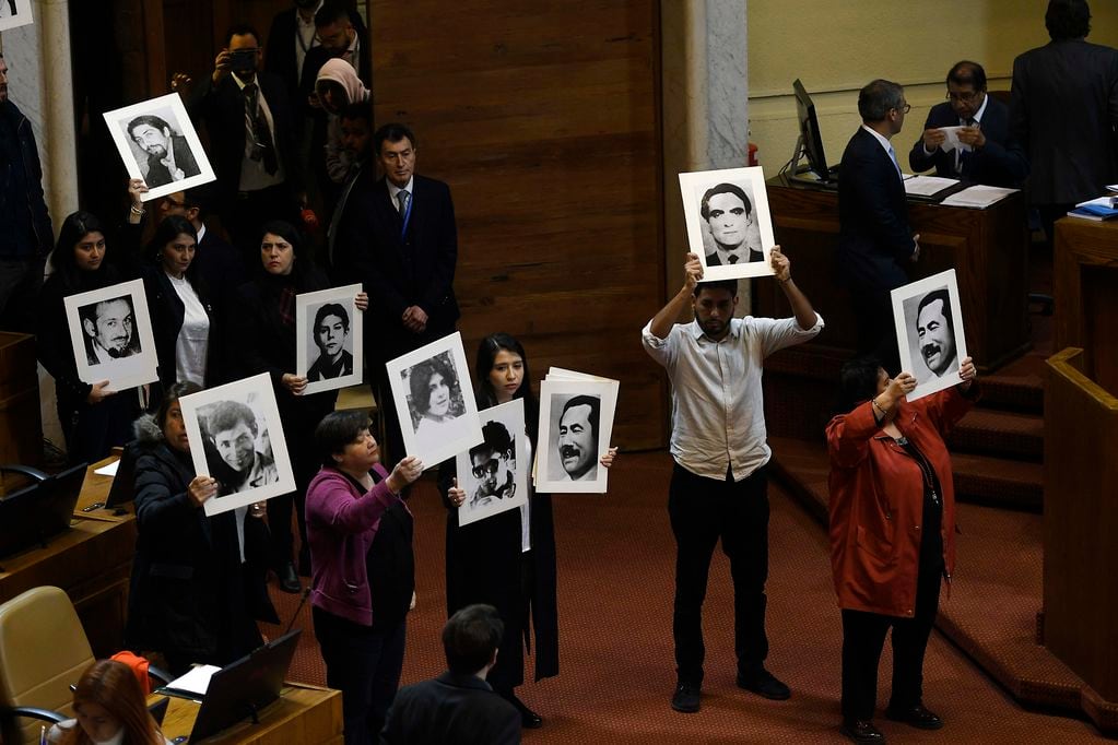 Lorena Pizarro con parlamentarios con carteles de detenidos desaparecidos Polemica por lectura de carta en el congreso nacional. 
FOTO: PABLO OVALLE ISASMENDI/ AGENCIAUNO