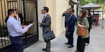Fiscal Eduardo Ríos llega a dependencias del Minvu.