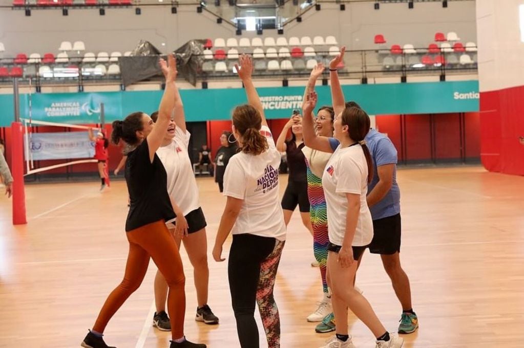 Jugó volleyball con ministros: la activa participación de Camila Vallejo en el Día del Deporte