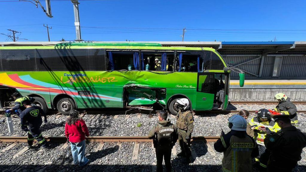 El bus fue impactado por un costado por el tren de pasajeros. (Foto: Ale Godoy
@AleGodoy_2)