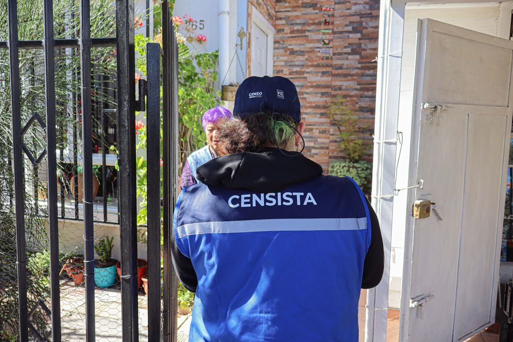 Revisa si es que los censistas deben ingresar a las casas. Foto Rodrigo Fuica /AgenciaUno.