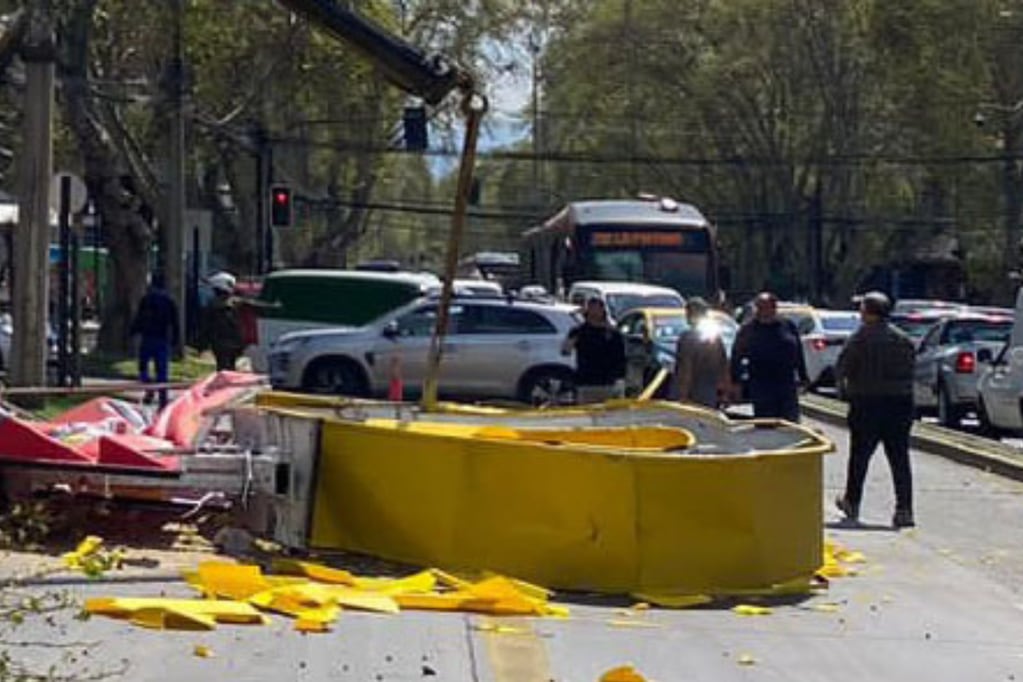 Señalética gigante de McDonald’s cae en plena vía pública tras choque