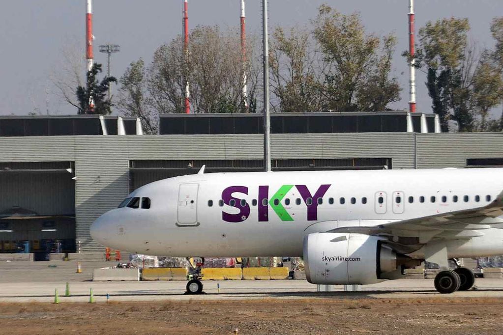SKY Airline cancela vuelos a Florianópolis tras el cierre del aeropuerto por un incidente de LATAM. /Foto: AgenciaUno.