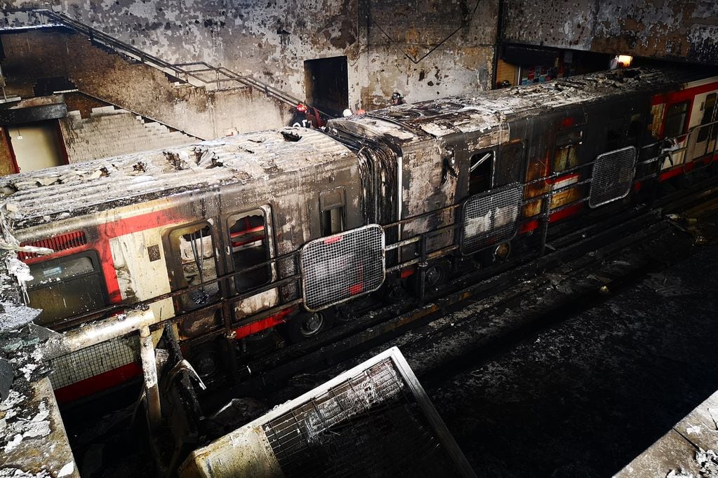 19 de Octubre de 2019/SANTIAGO
Desconocidos incendiaron estacion San Pablo del metro de Santiago
FOTO: MARIO DAVILA/AGENCIAUNO