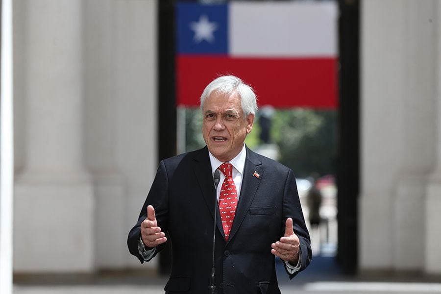 Piñera promulga ley por bono de $200 mil: llegará a 3.5 millones de personas