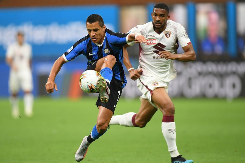 Soccer Football - Serie A - Inter Milan v Torino - San Siro, Milan, Italy - July 13, 2020   Inter Milan's Alexis Sanchez in action, as play resumes behind closed doors following the outbreak of the coronavirus disease (COVID-19)   REUTERS/Daniele Mascolo