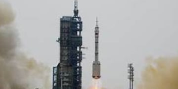 China lleva a la primera tripulación a estación espacial