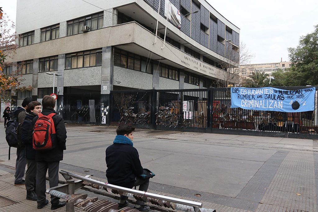 10 de Junio del 2019/SANTIAGOLos alumnos del Instituto Nacional , vuelven a tomarse el colegio luego de la votación realizada el fin de semana, en rechazo a las medidas tomadas por el alcalde de Santiago.FOTO: RODRIGO SAENZ/AGENCIAUNO