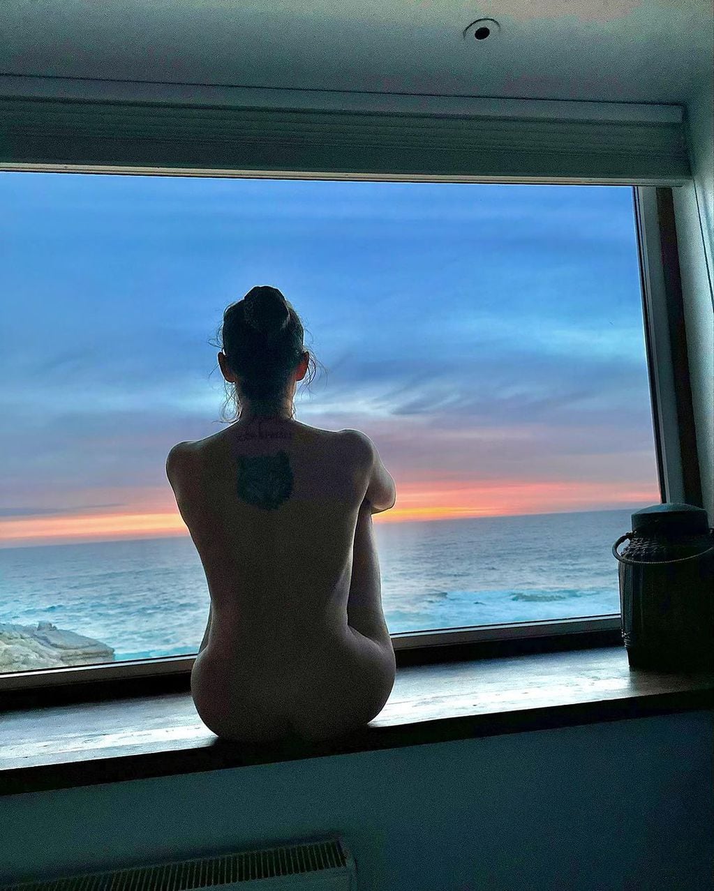 El íntimo desnudo frente del mar de Wilma González