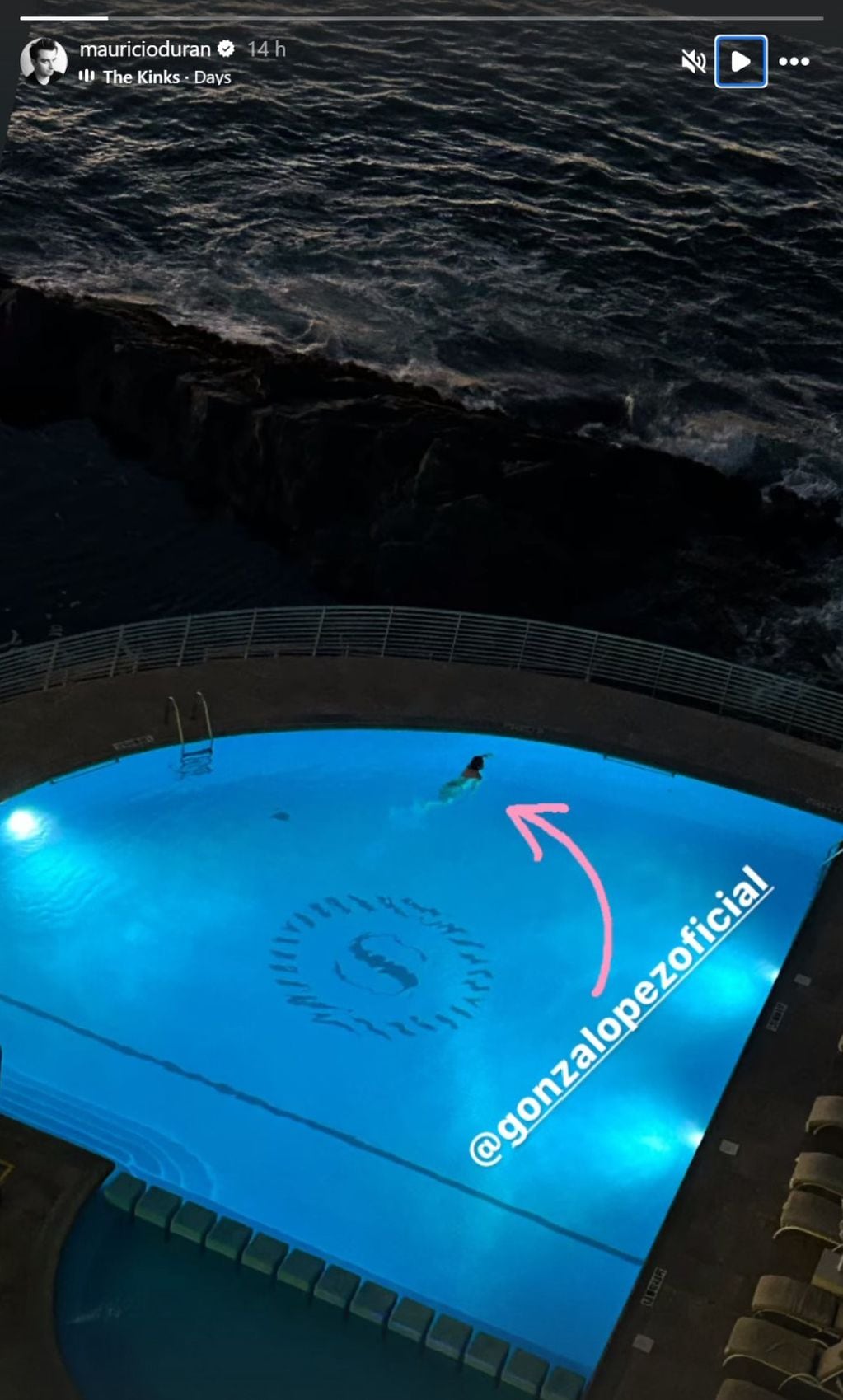 ¿A lo Pececillo? El comentado piscinazo nocturno de un miembro de Los Bunkers en Viña. Foto: Mauricio Durán / Instagram.