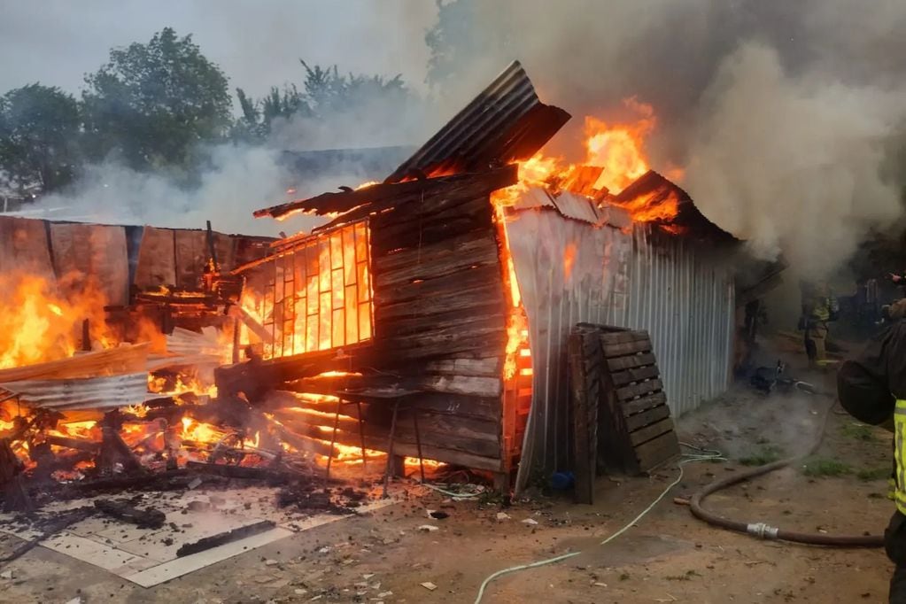 El violento Incendio afectó a dos viviendas de una toma en Coronel.