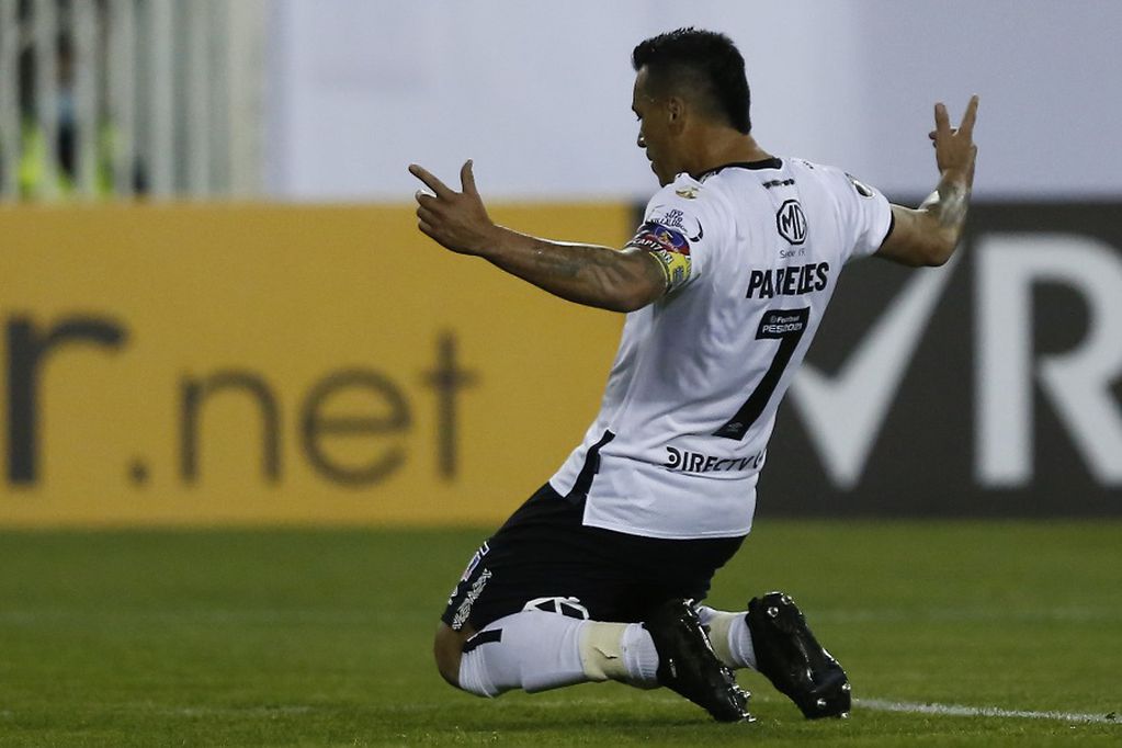 Chile's Colo Colo forward Esteban Paredes celebrates afte scoring a penalty against Uruguay's Penarol during their closed-door Copa Libertadores group phase football match at the Monumental stadium in Santiago, on September 15, 2020, amid the COVID-19 novel coronavirus pandemic. (Photo by Marcelo HERNANDEZ / POOL / AFP)