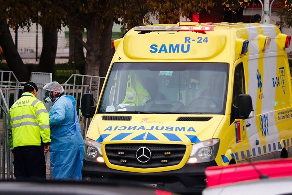 01 DE JULIO DE 2020/VIÑA DEL MAR
Una ambulancia se estaciona al frente del Hotel O'Higgins, que esta siendo usando como residencia sanitaria, en el marco de la pandemia por el Coronavirus.
FOTO: LEONARDO RUBILAR CHANDIA/AGENCIAUNO