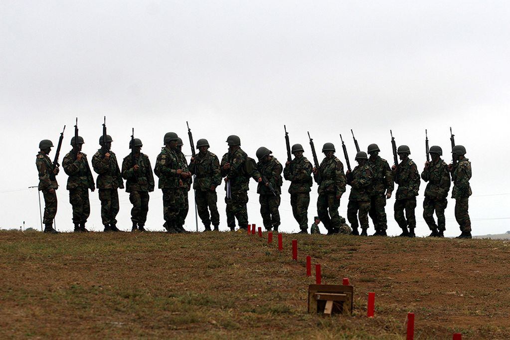 24 de noviembre de 2006Cadetes de la Escuela MIlitar Bernardo O higgins realizan jordada de ejercicios en la localidad de Pichucuy.FOTO CHRISTIAN IGLESIAS  Ejercicios militares en Pichicuy