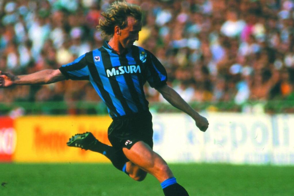 El futbolista llegó al Inter en 1988 y logró conquistar con su equipo un Scudetto, una Supercopa de Italia y hasta una Copa de la UEFA (Créditos: @Inter en X)