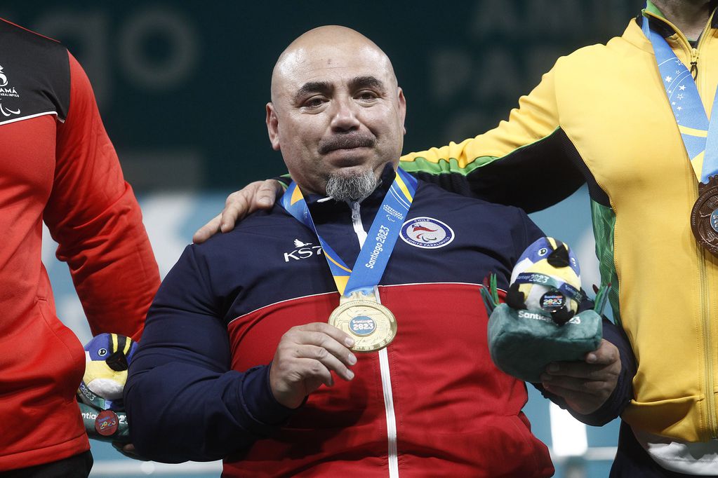 Juan Carlos Garrido con su medalla de oro en Santiago 2023. Foto: AgenciaUNO