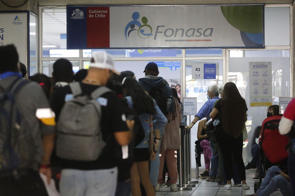 Revisa cómo solicitar la devolución de excesos de Fonasa. Foto Jonnathan Oyarzun/Aton Chile.