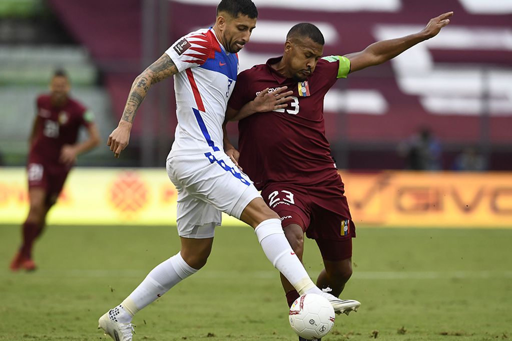 Chile's Guillermo Maripan (L) and Venezuela's Salomon Rondon vie for the ball during their closed-door 2022 FIFA World Cup South American qualifier football match at the Olympic Stadium in Caracas on November 17, 2020. (Photo by Federico PARRA / POOL / AFP)