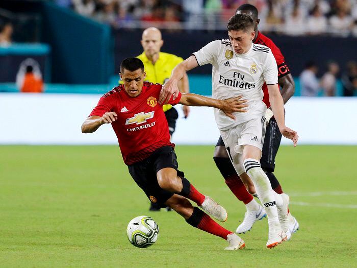 Promesa del Real Madrid se emocionó al recibir la camiseta de Alexis Sánchez