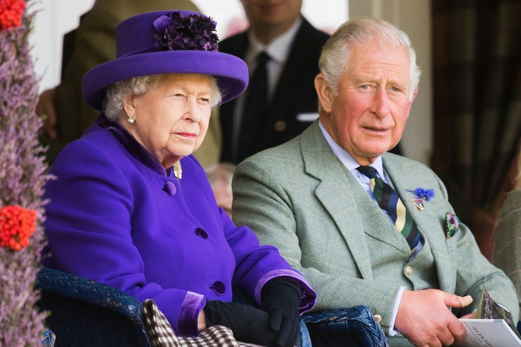 Reina Isabel II y príncipe Carlos de Gales. CREDITOS: SAMIR HUSSEIN/WIREIMAGE