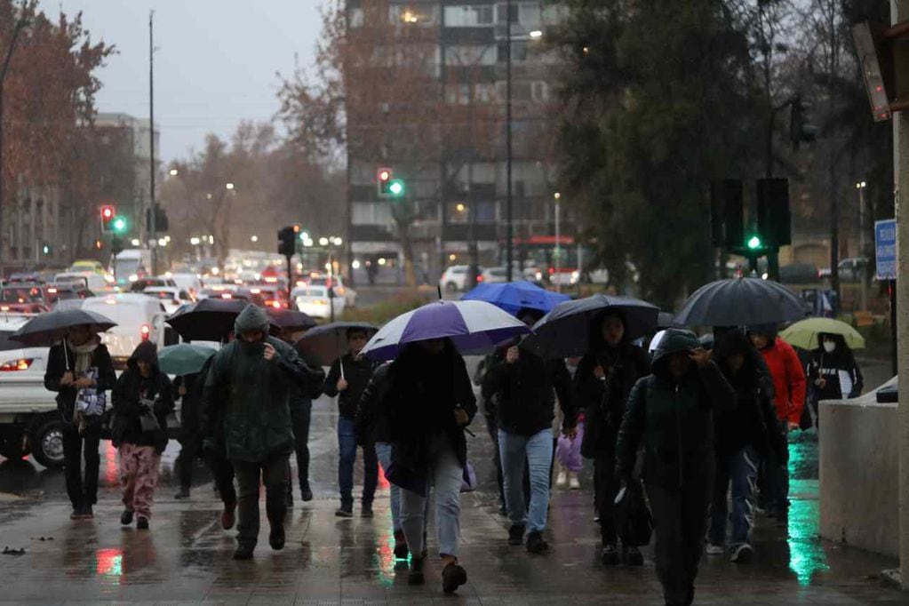 Lluvia en Santiago/ FOTO: SEBASTIAN BELTRAN GAETE / AGENCIUNO