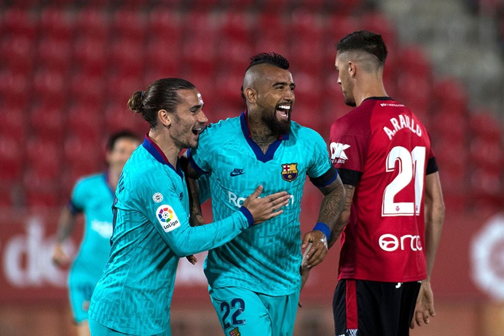 Barcelona's Chilean midfielder Arturo Vidal (C) celebrates with Barcelona's French forward Antoine Griezmann after scoring a goal during the Spanish League football match between RCD Mallorca and FC Barcelona at the Visit Mallorca stadium (Son Moix stadium) in Palma de Mallorca on June 13, 2020. (Photo by JAIME REINA / AFP)