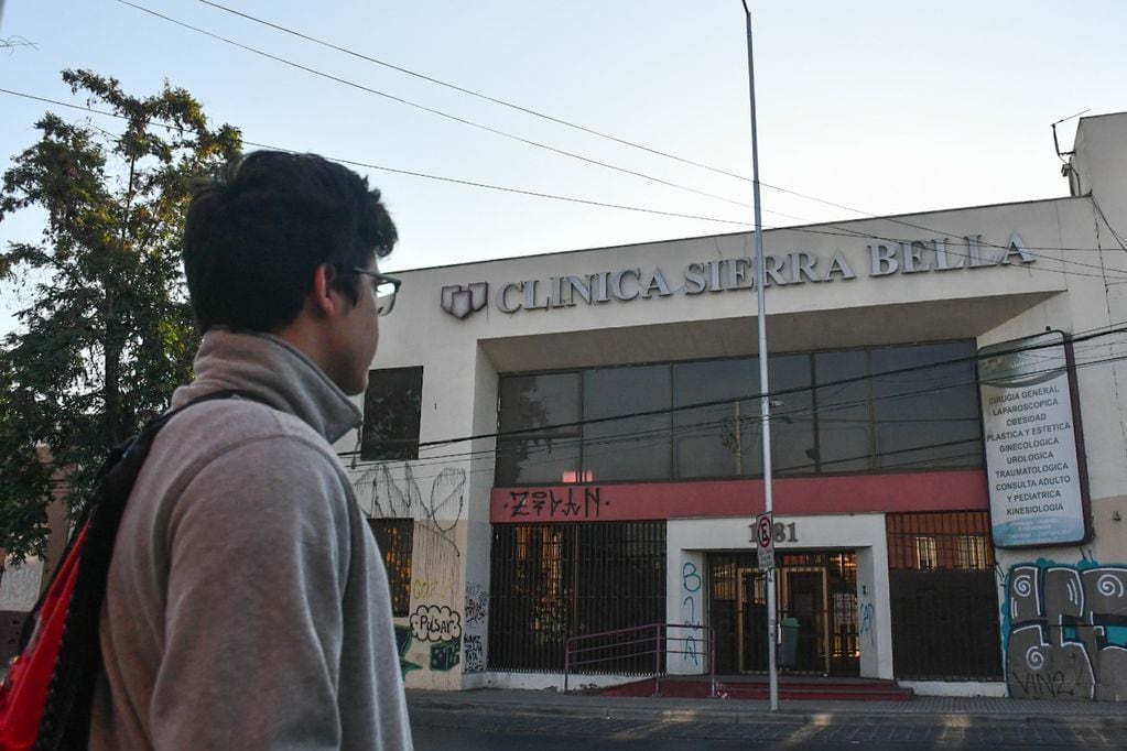 En diciembre de 2022 se cerró el trato que iba a dar pie a la creación de la primera clínica municipal de la comuna de Santiago. Foto: Agencia Uno.