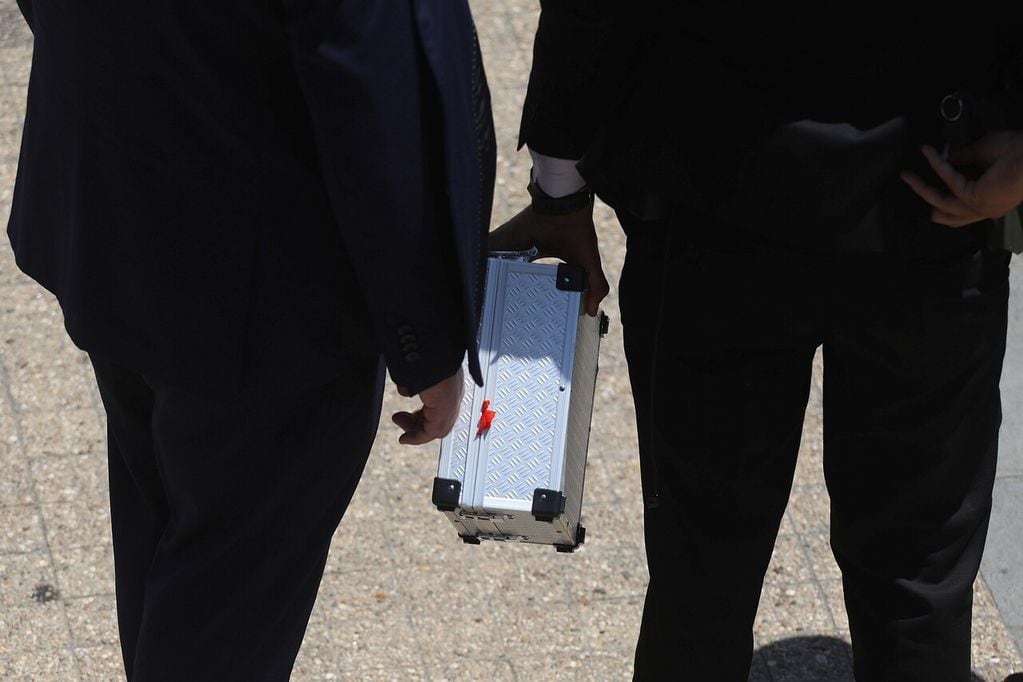 Este es el maletín que portaba el sujeto que irrumpió en La Moneda durante el funeral de Sebastián Piñera. (Foto: Agencia UNO)
