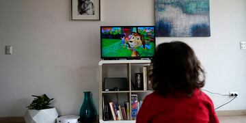 Un niño observa el canal TV Educa
