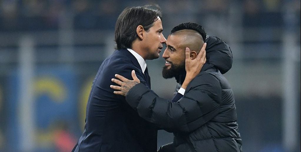 Vidal junto a su entrenador Simone Inzaghi.