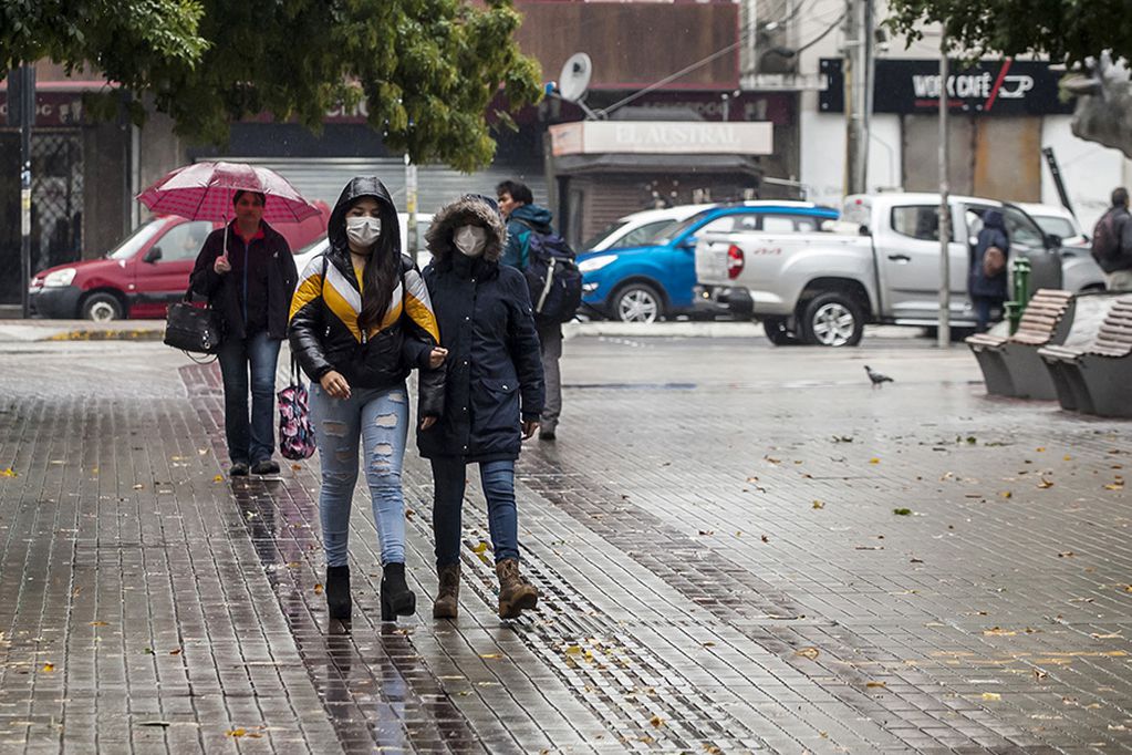 23 MARZO 2020. OSORNO
 Bajo la lluvia y con la emergencia sanitaria que ha provocado el coronavirus pandemia Covid-19 los habitantes de la ciudad de Osorno continúan con su vida diaria. 
FOTO: AGENCIAUNO.
