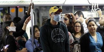 Usuarios del metro comienzan el uso de mascarillas para evitar contagio del COVID-19