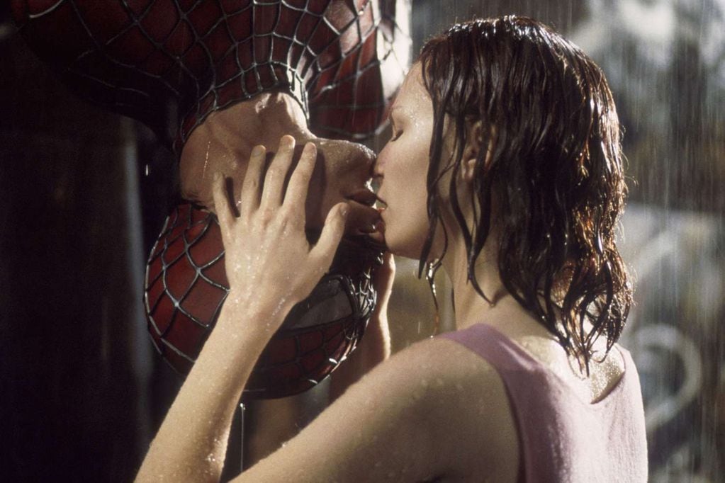 “Fue un poco miserable”: Kirsten Dunst revela detalles inéditos del icónico beso que protagonizó con Tobey Maguire en Spider-Man. Foto: Spider-Man (2002).